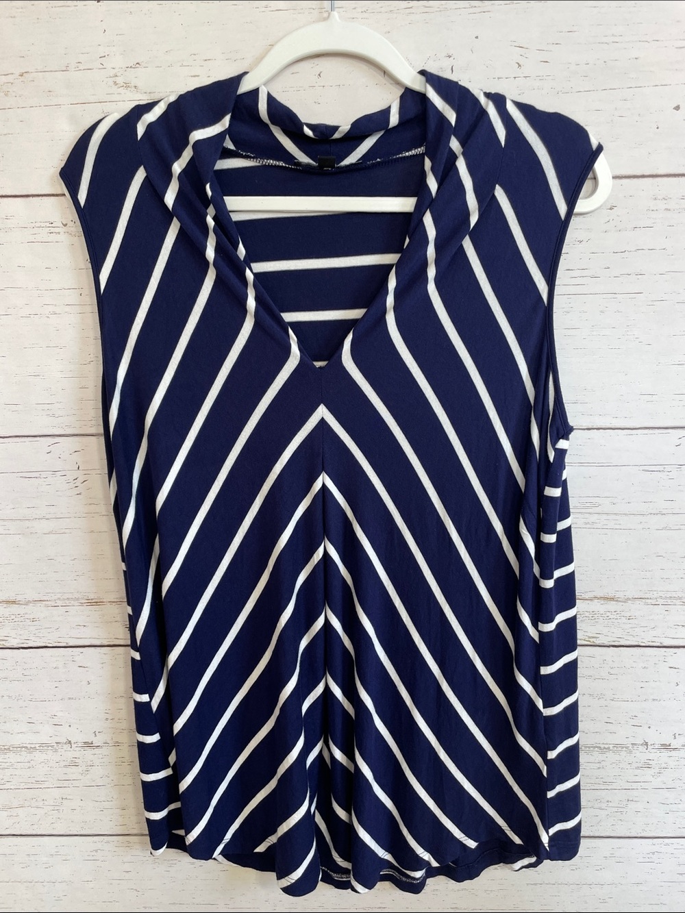 Cable & Gauge Navy & White V- Striped Sleeveless V-Neck Top, size L